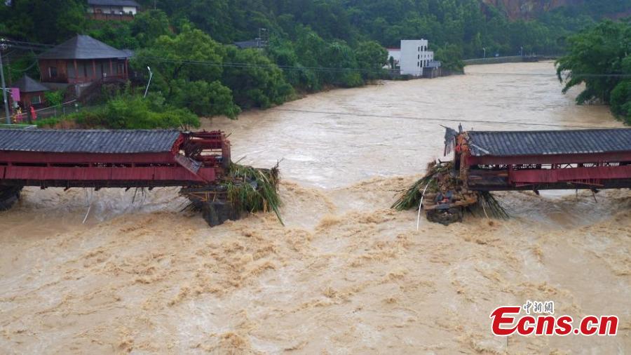 Typhoon Meranti brings down 871-year-old bridge(2/3)