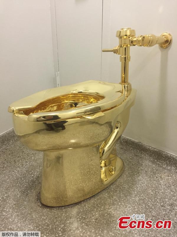 Museum in NYC unveils 18-karat gold toilet(1/3)