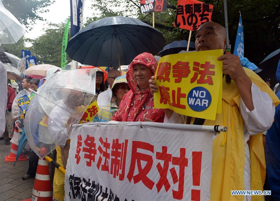 People protest against controversial security laws in Tokyo(1/3)