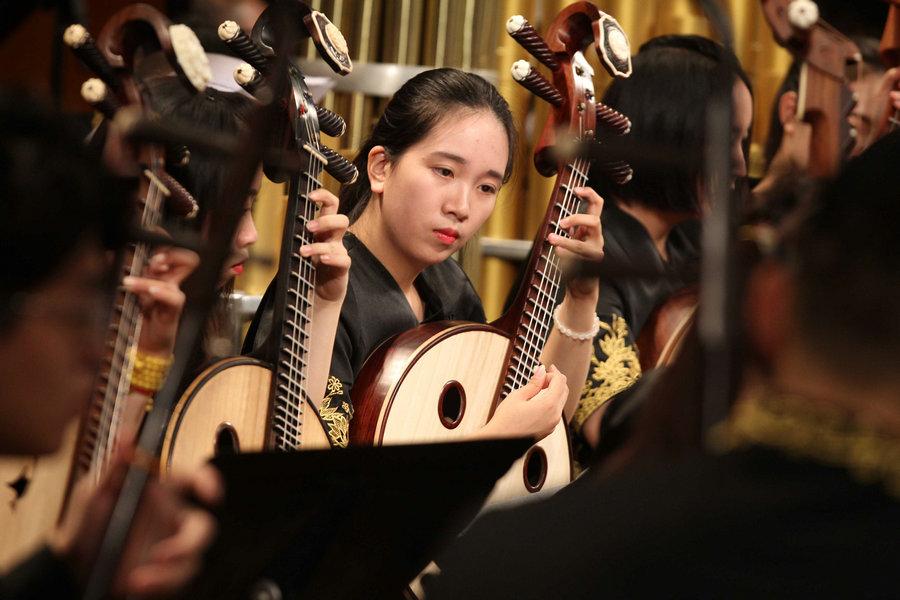 Traditional Chinese orchestra sparkles in Beijing(1/6)