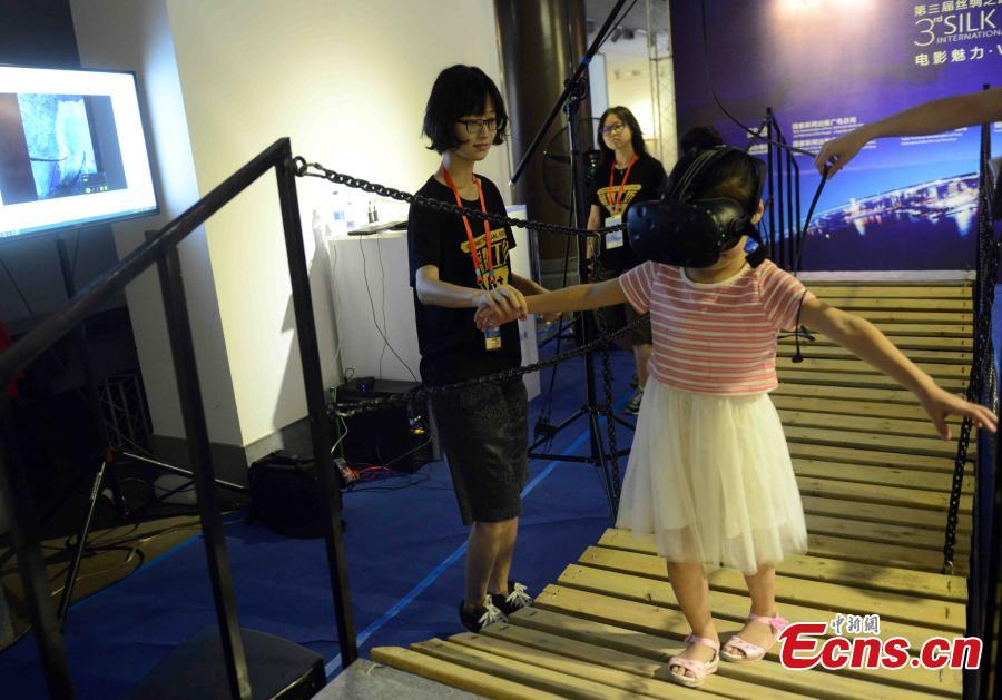 Virtual reality gets popular at film festival(1/4)