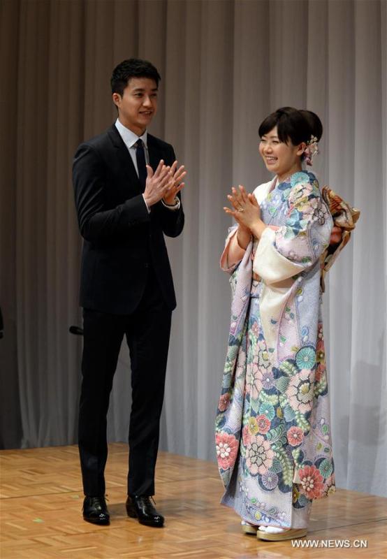 Japanese table tennis player Ai Fukuhara (R) and table tennis player Chiang Hung-Chieh of Chinese Taipei clap their hands during a press conference to announce their marriage in Tokyo, Japan, Sept. 21, 2016. (Photo/Xinhua)
