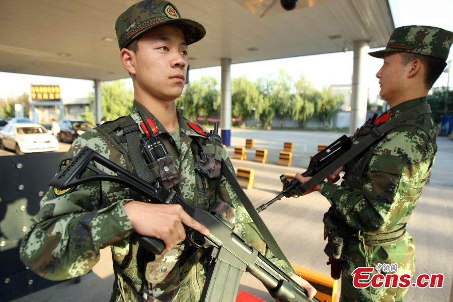 Beijing armed police in drill against emergencies(1/3)