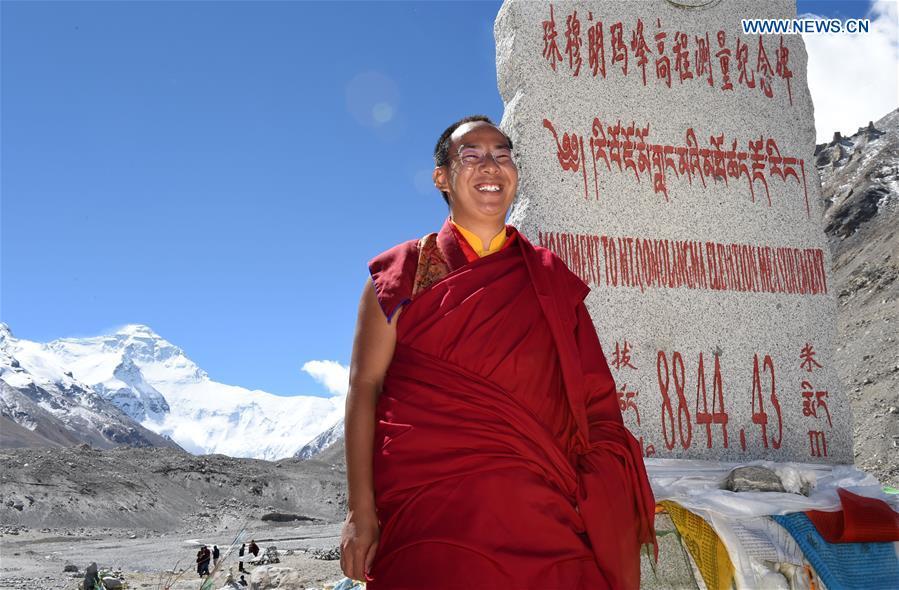 11th Panchen Lama visits Mount Qomolangma(1/4)