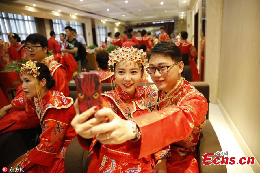 48 couples hold group wedding ceremony on train(1/3)