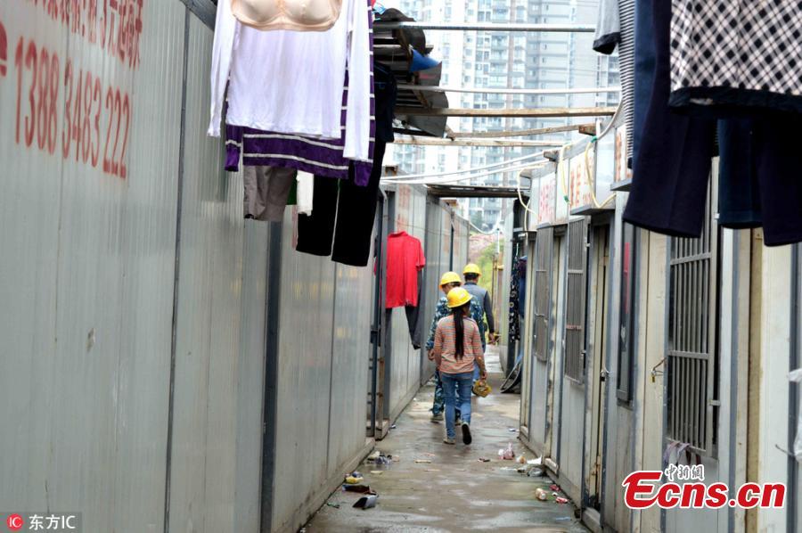 Container-turned room for eight people costs 3 yuan a day(1/5)