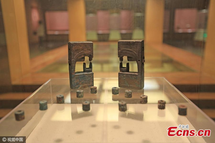 Bronze locks found in tomb symbolize eternal love(1/3)
