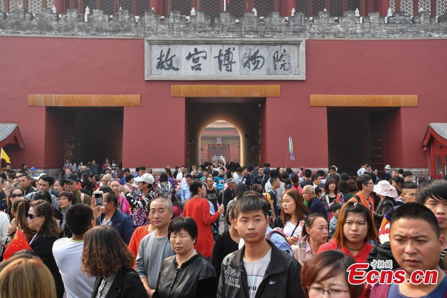 People enjoy National Day holiday across China (1/12)