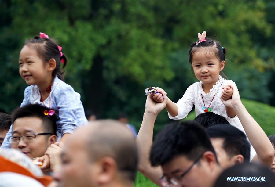 Chinese people enjoy National Day holiday (1/6)