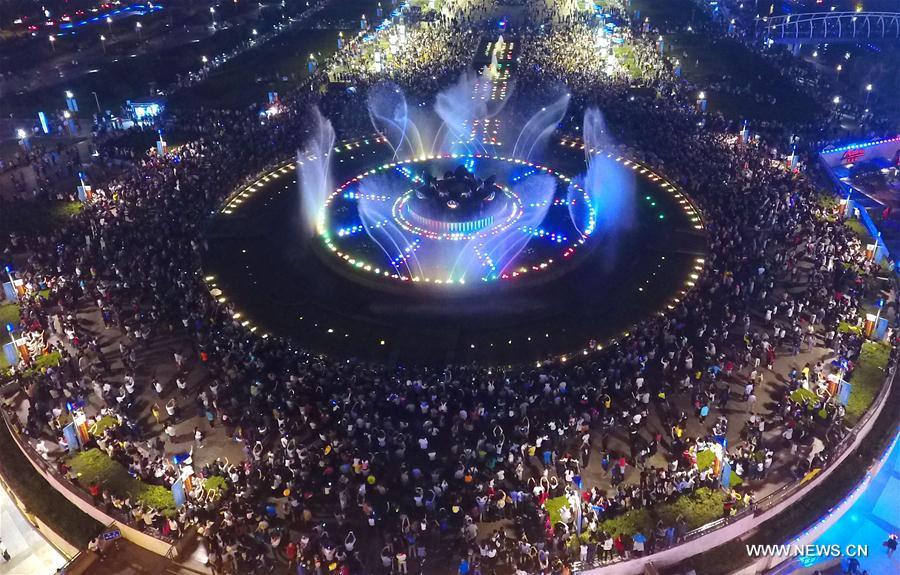 Musical fountain attracts visitors in east China(1/4)