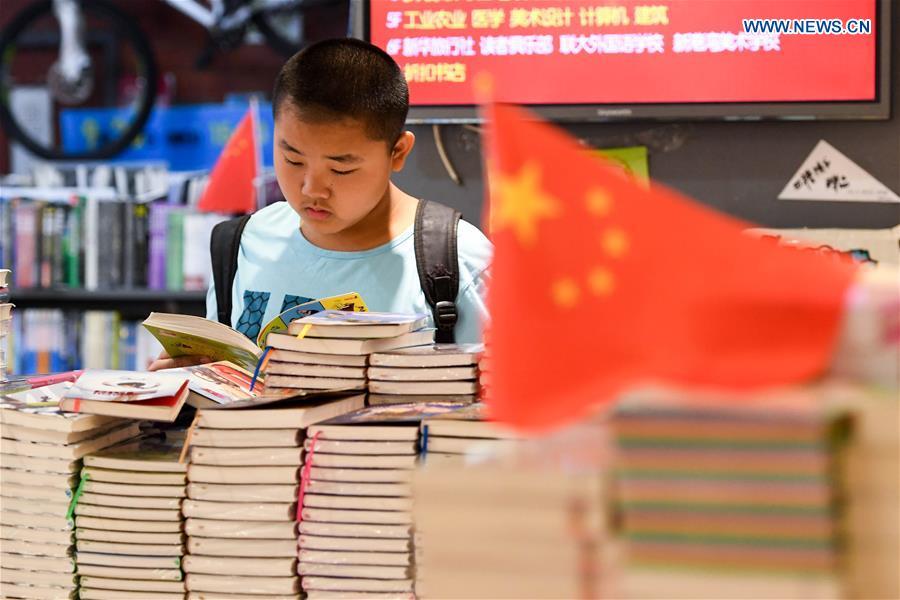 People enjoy National Day holiday around China(1/13)