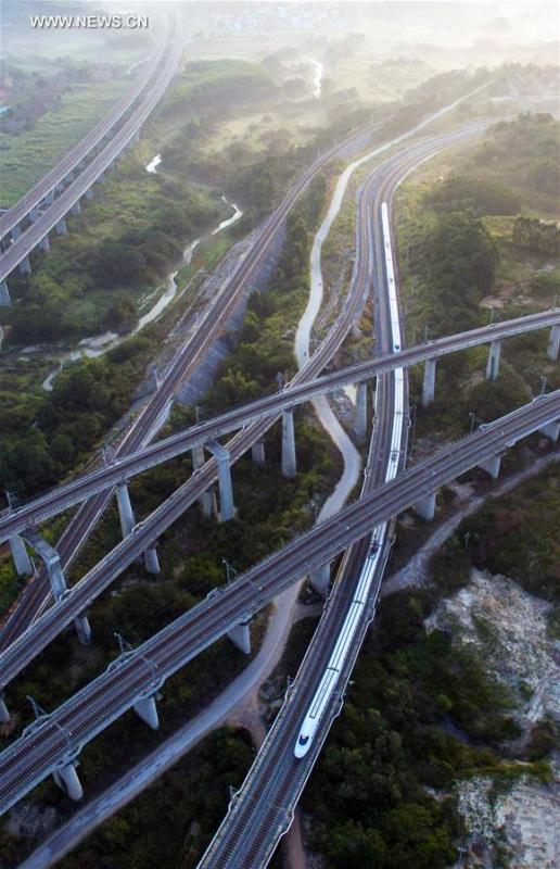An aerial photo taken on Oct. 6, 2016 shows a high-speed railway on the Tunli Super Large Bridge in Nanning, capital of south China\'s Guangxi Zhuang Autonomous Region. China\'s high-speed railways now exceed 20,000 km in length. (Photo/Xinhua)