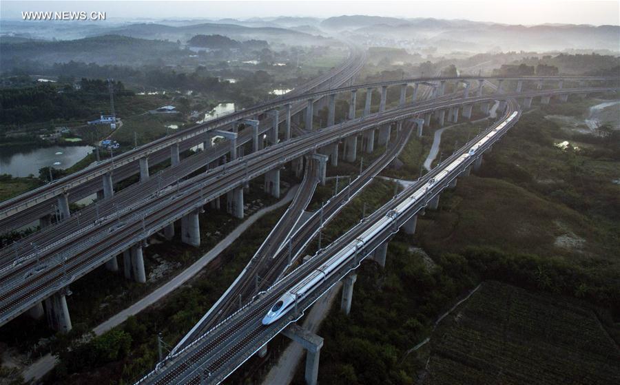 An aerial photo taken on Oct. 6, 2016 shows a high-speed railway on the Tunli Super Large Bridge in Nanning, capital of south China\'s Guangxi Zhuang Autonomous Region. China\'s high-speed railways now exceed 20,000 km in length. (Photo/Xinhua)