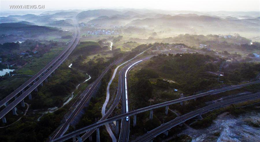 An aerial photo taken on Oct. 6, 2016 shows a high-speed railway on the Tunli Super Large Bridge in Nanning, capital of south China\'s Guangxi Zhuang Autonomous Region. China\'s high-speed railways now exceed 20,000 km in length. (Photo/Xinhua)