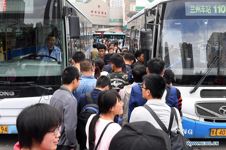 China witnesses travel peak on last day of National Day holiday(1/10)