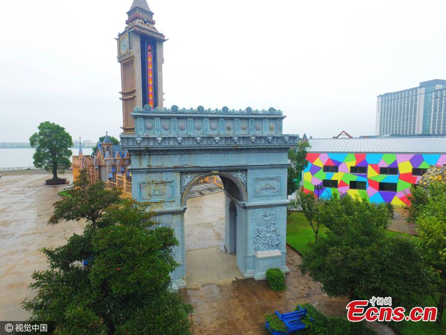 Replicas of famous landmarks in eastern Chinese city(1/4)