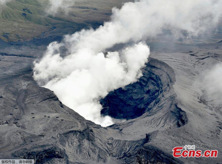 Japan's Mount Aso volcano erupts(1/4)