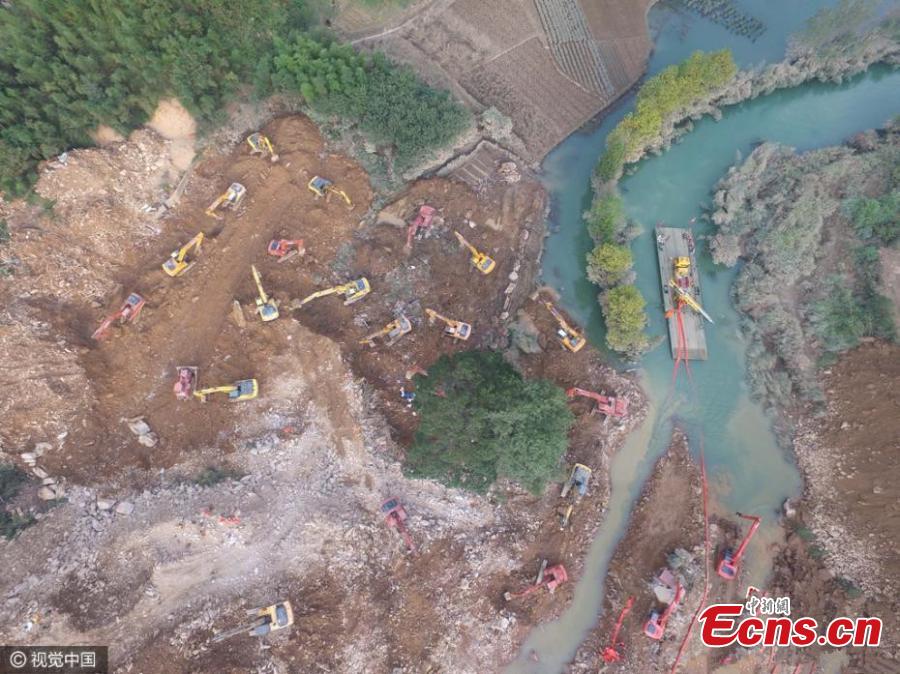 Rescue continues in landslide-hit village in East China(1/3)