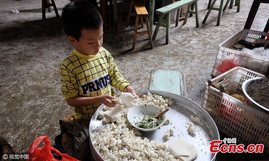 Left-behind children make thousands of wontons a day(1/4)