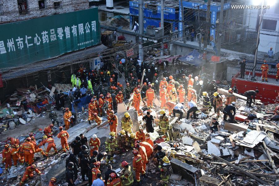 8 die after east China houses collapse(1/3)