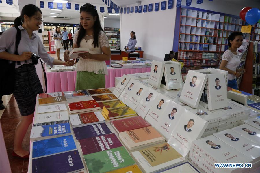 Chinese Book Exhibition 2016 kicks off in Cambodia(1/2)