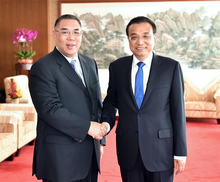 Premier Li Keqiang meets with Macao chief executive(1/2)
