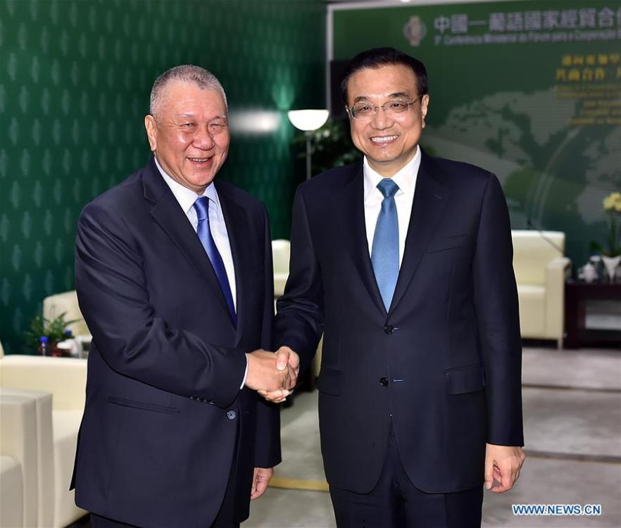 Premier Li meets vice chairman of CPPCC National Committee in Macao(1/2)