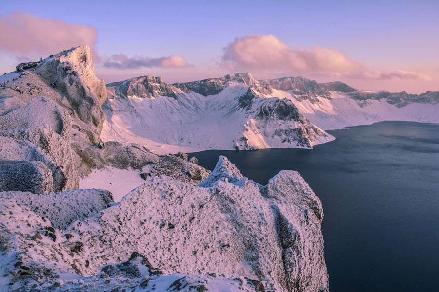 Tianchi Lake manifests cool beauty after first snowfall(1/8)