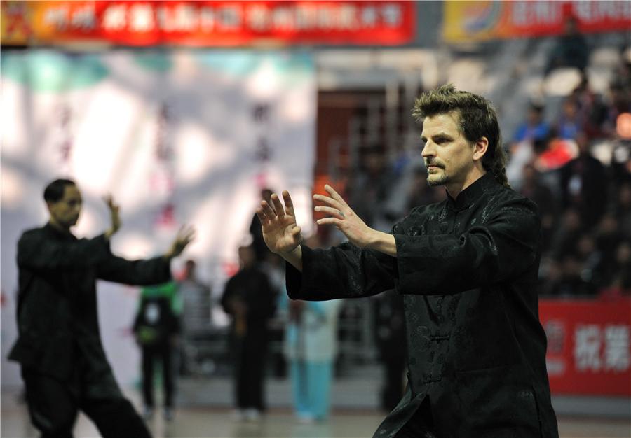 Foreigners take part in martial arts competition(1/5)