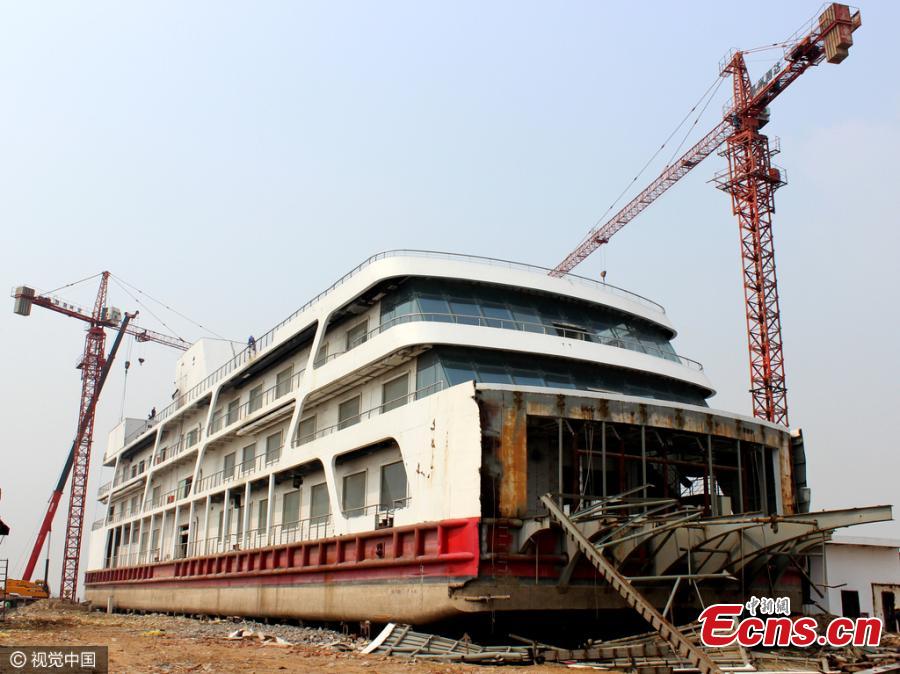 Stranded costly cruise ship to turn into hotel(1/4)