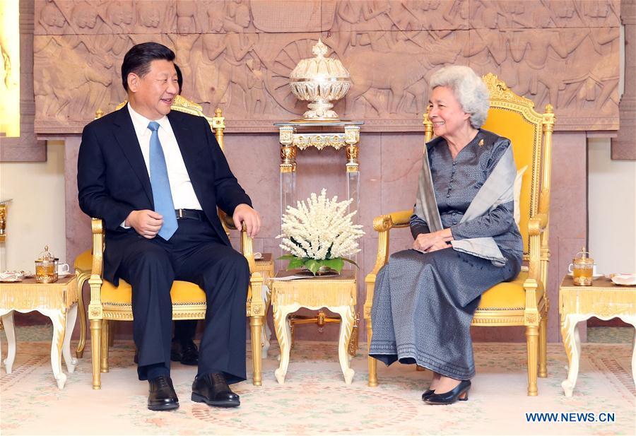 President Xi visits Cambodian Queen Mother(1/1)