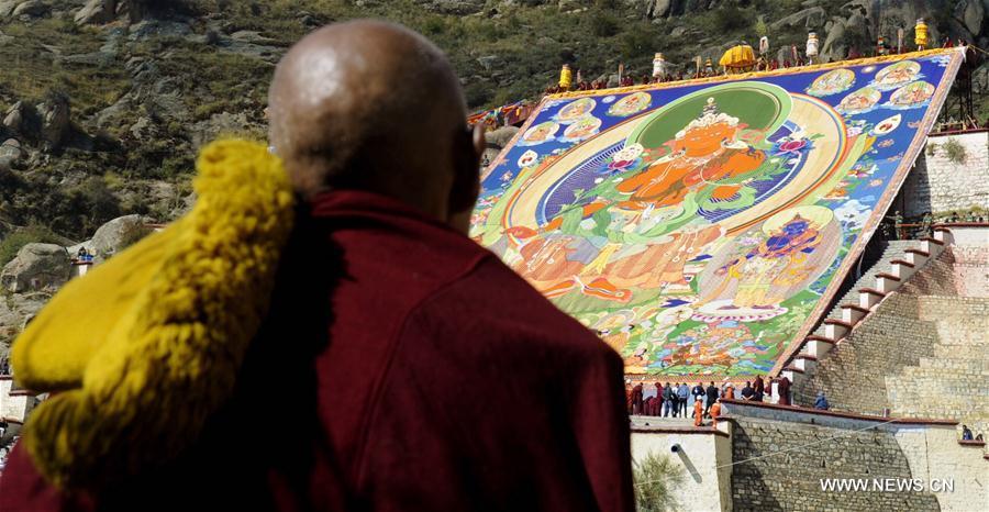 Thangka painting exhibited in Tibet to mark monastery's founding anniv.(1/4)