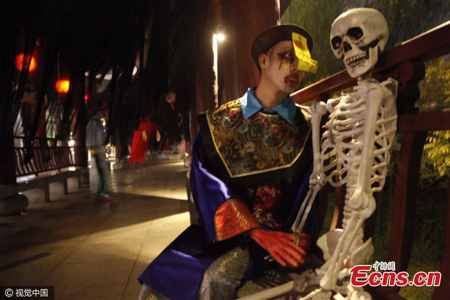 Student ghost performer profits from Halloween promotions(1/3)