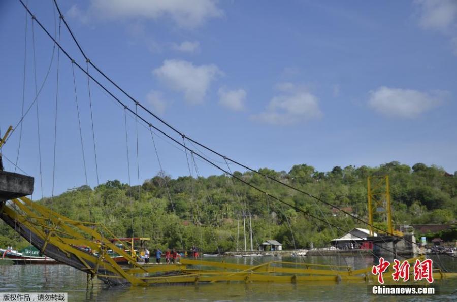 Bridge collapse near Indonesia's Bali kills nine(1/3)