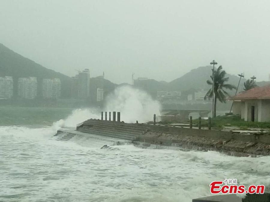 Typhoon-fueled waves slam South China(1/3)