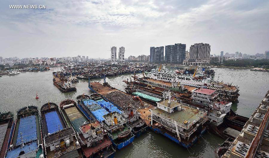 Hainan braces for Typhoon Sarika(1/3)