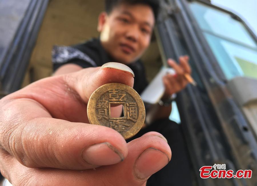 Coins found in Yangtze River cobblestones(1/9)