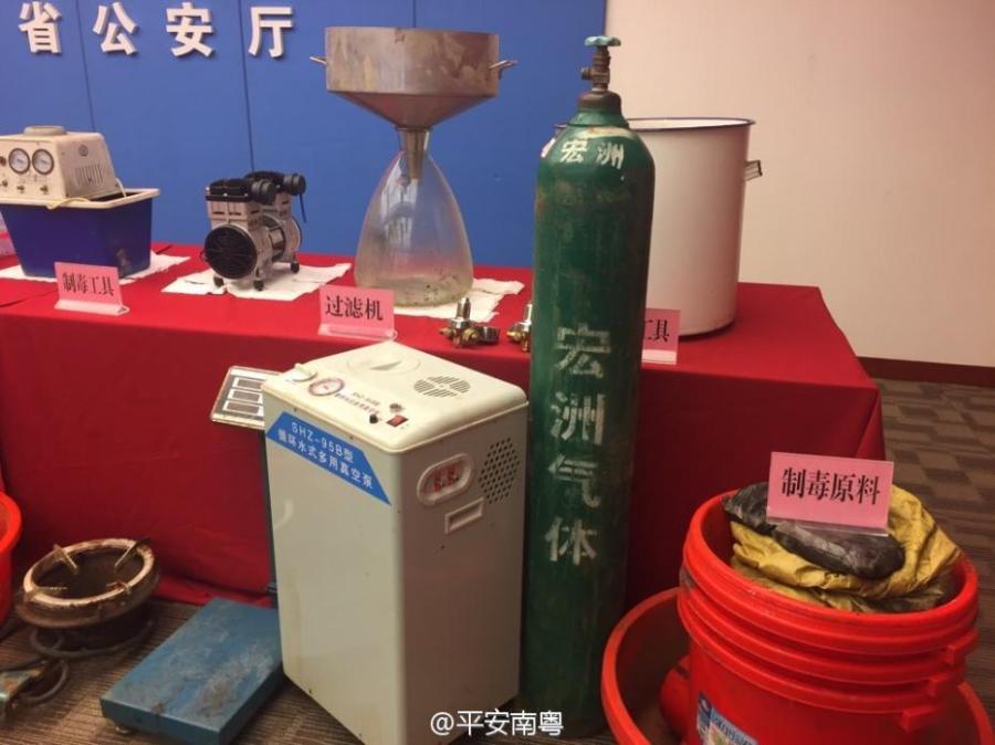 Drugs and drug-making equipment are on display after police busted a cross-border smuggling ring in South China’s Guangdong Province. Local police detained more than 10 suspects, shut down two drug-making sites and confiscated two tons of methamphetamine. In the first nine months, Guangdong police caught 19,000 suspects in drug cases and also disciplined 119,000 drug addicts.(Photo/Sina Weibo)
