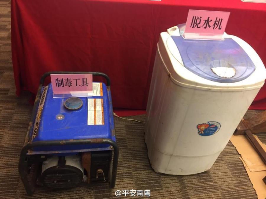Drugs and drug-making equipment are on display after police busted a cross-border smuggling ring in South China’s Guangdong Province. Local police detained more than 10 suspects, shut down two drug-making sites and confiscated two tons of methamphetamine. In the first nine months, Guangdong police caught 19,000 suspects in drug cases and also disciplined 119,000 drug addicts.(Photo/Sina Weibo)