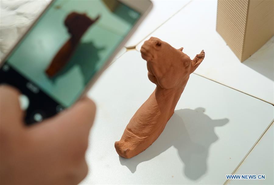Pottery craftworks made by 3D printer seen in Jingdezhen(1/5)
