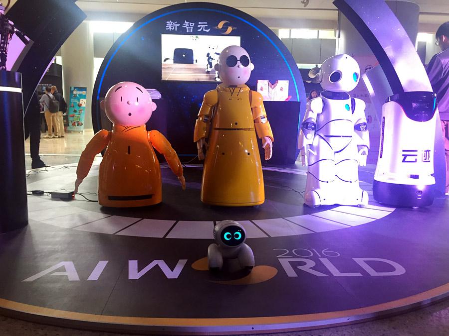 Intelligent robots interact with audiences at Beijing AI expo(1/7)
