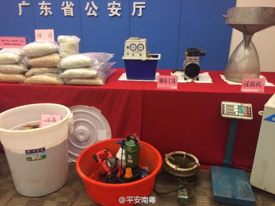 Drugs and drug-making equipment are on display after police busted a cross-border smuggling ring in South China’s Guangdong Province. Local police detained more than 10 suspects, shut down two drug-making sites and confiscated two tons of methamphetamine. In the first nine months, Guangdong police caught 19,000 suspects in drug cases and also disciplined 119,000 drug addicts.(Photo/Sina Weibo)