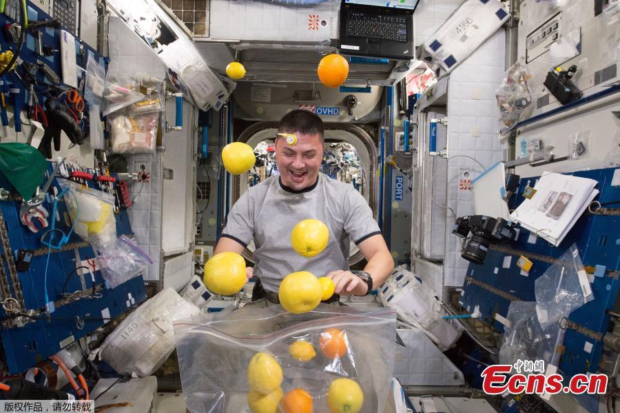 How is life for astronauts in space?(1/12)