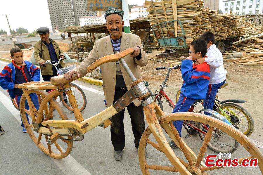 67-year-old carpenter creates wooden bike(1/6)
