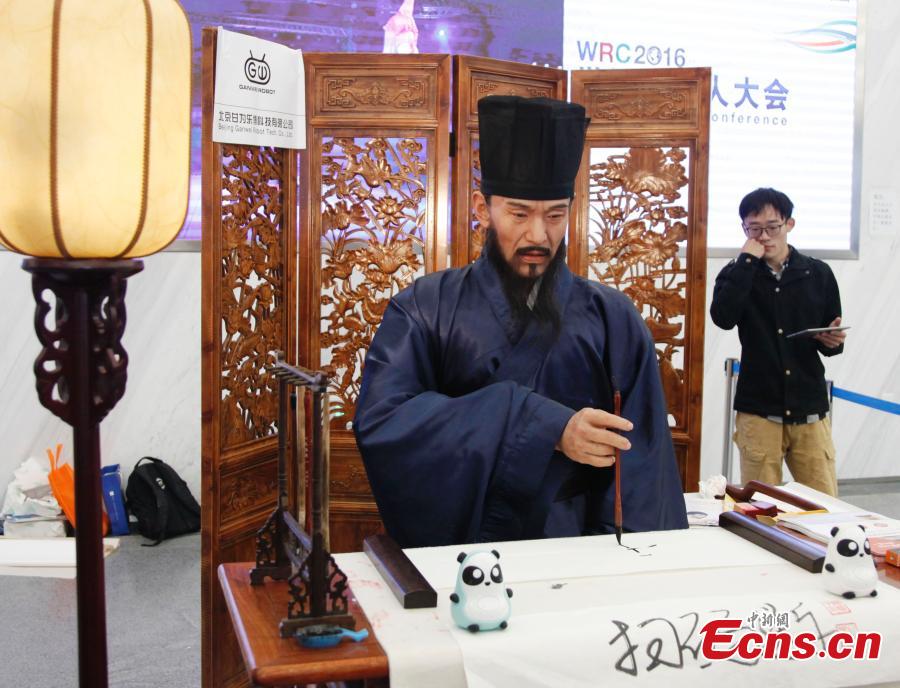 Robot named after philosopher shows calligraphy (1/2)