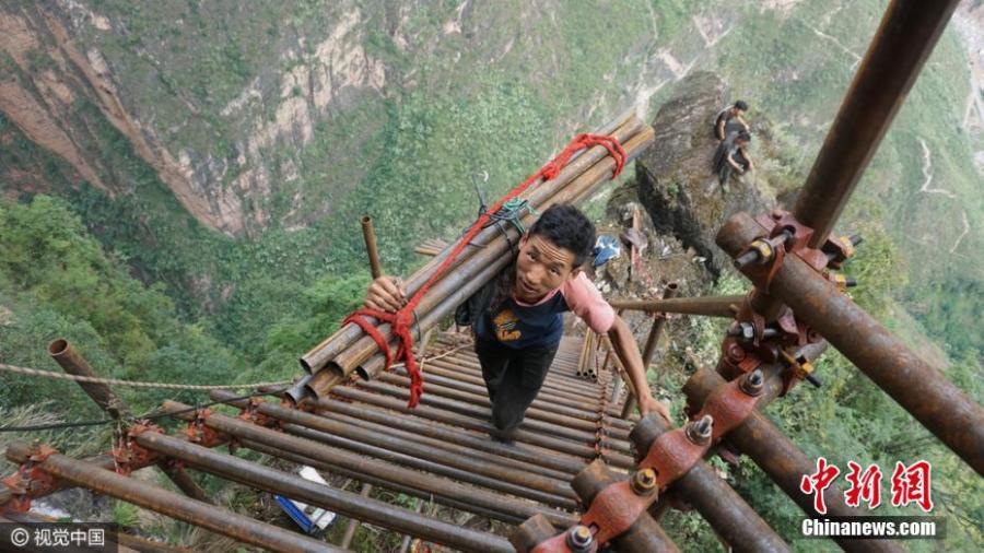 Village on cliff builds steel ladder to connect with valley 1km below(1/3)