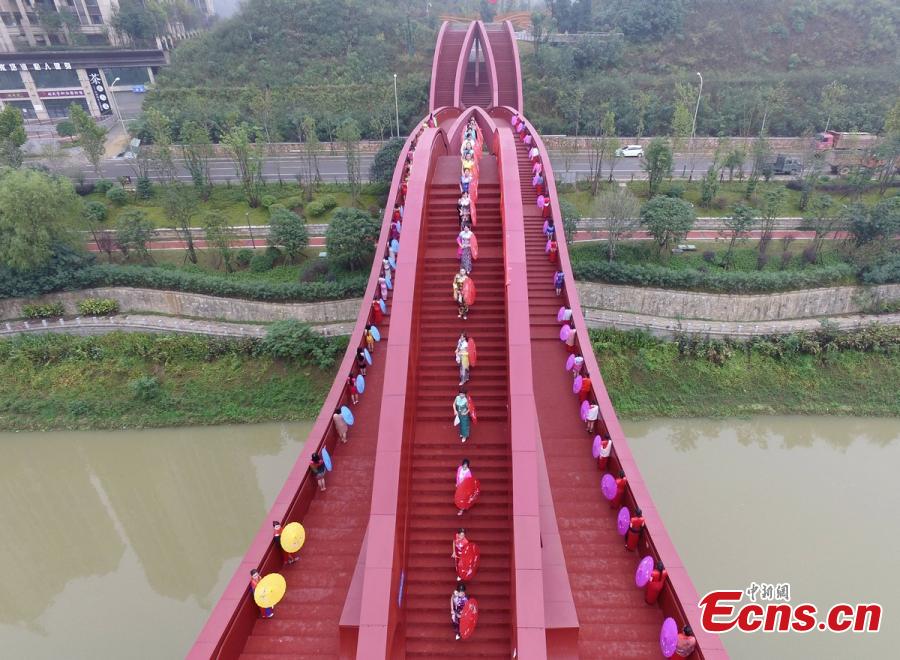 Cheongsam show on unique knot-shaped bridge(1/9)