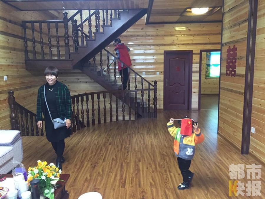 Carpenter builds $118,000 wooden home for son's marriage(1/4)