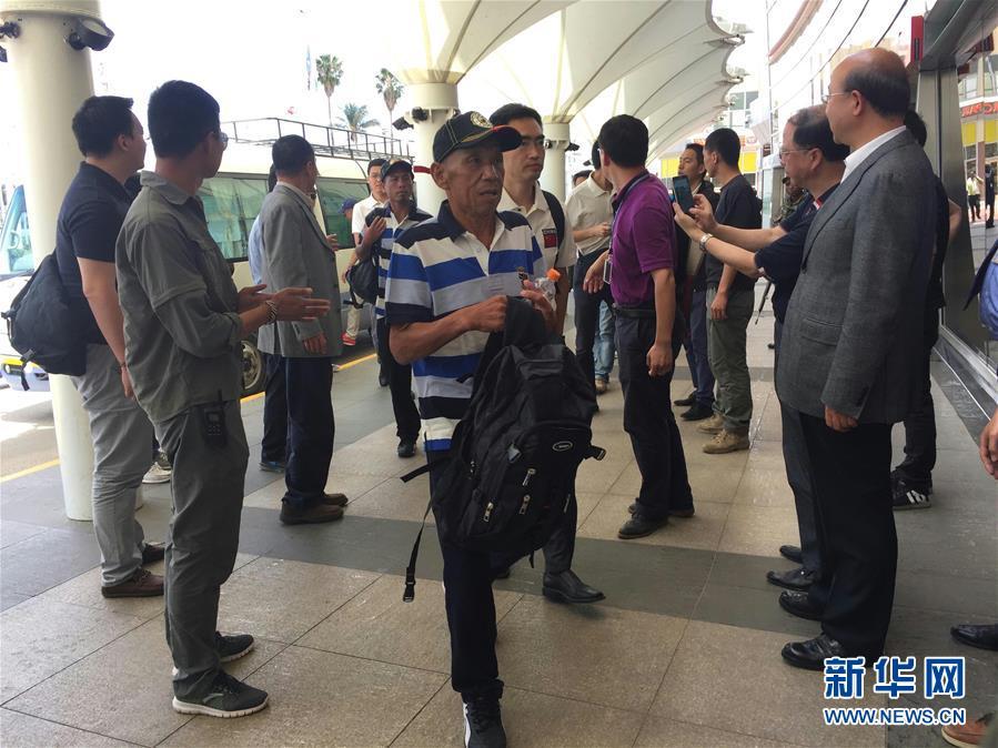 Chinese hostages freed by pirates are heading home(1/3)
