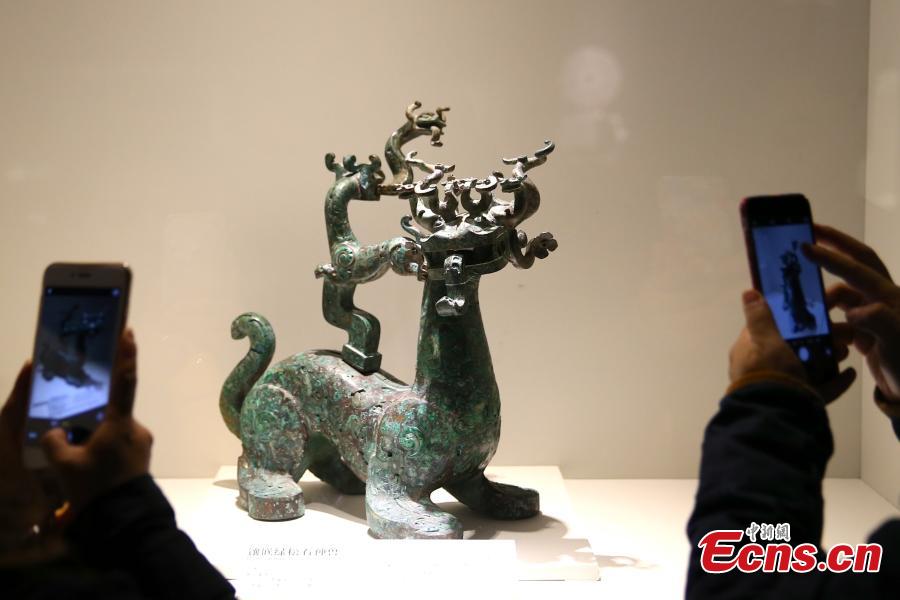 Bronze relics of Zhou Dynasty on display(1/5)